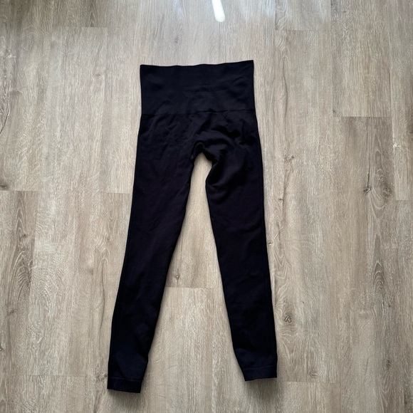 Spanx Leggings seamless front and back double side seam detail, Medium - Picture 4 of 4